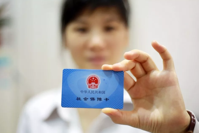 户口与社保档案不在同一地区，退休时需要在哪办相关的退休手续？